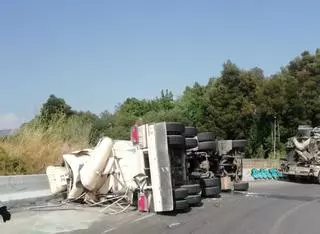 Vuelca un camión hormigonera en el enlace de la A-52 con la A-55 en Mos