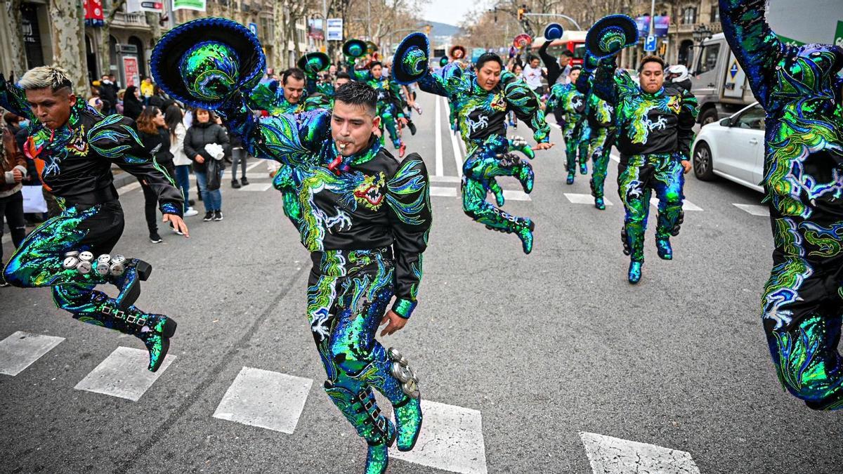 La comunidad boliviana adelanta el carnaval en Barcelona El Periódico