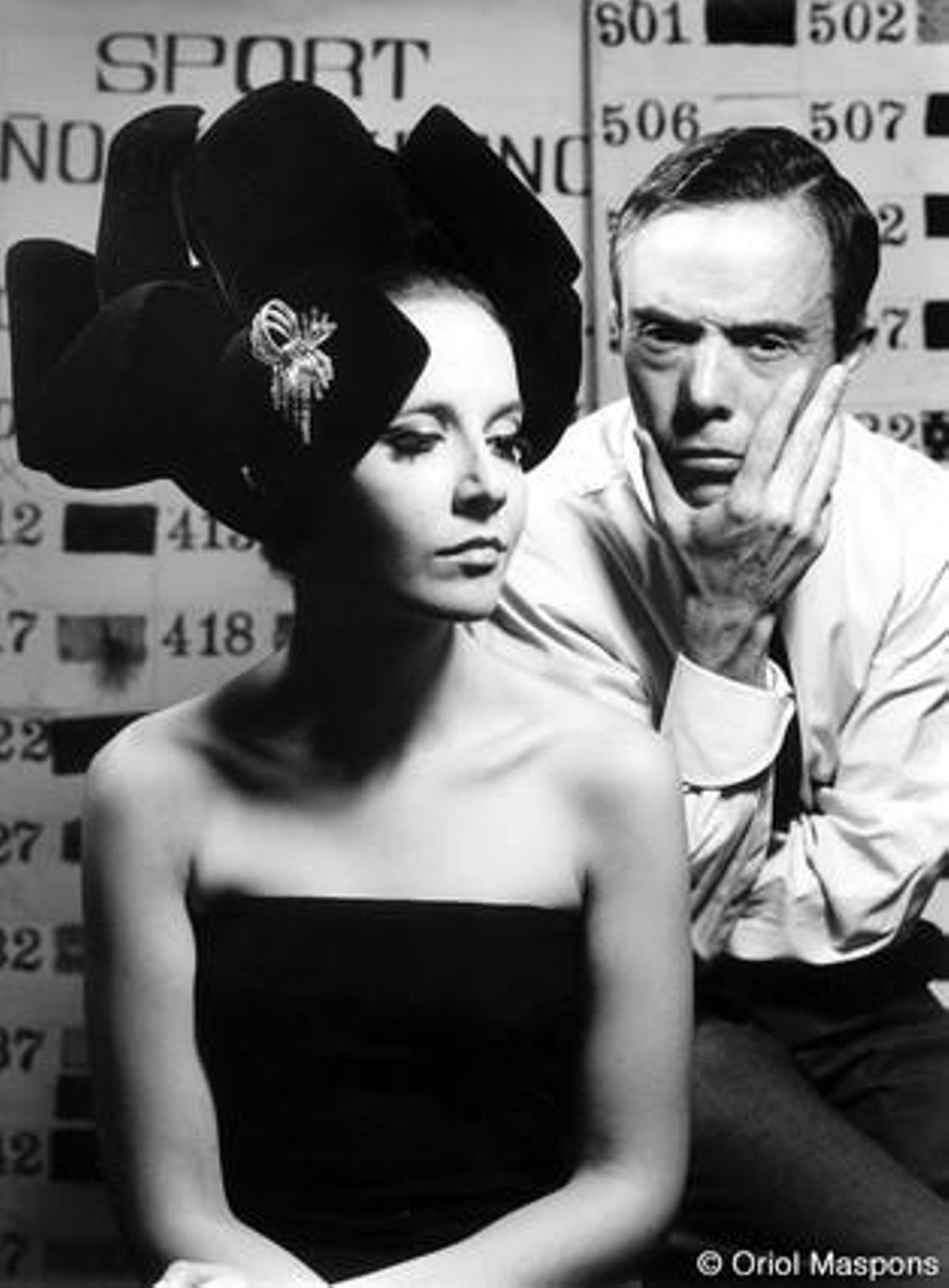 Retrato del diseñador Manuel Pertegaz con Bianca, una de sus modelos favoritas en 1965.