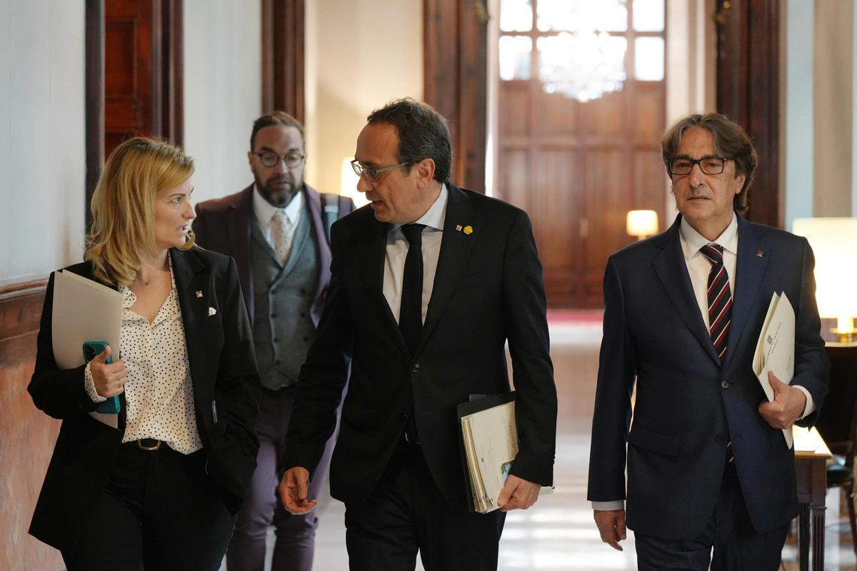 Los miembros de la Mesa del Parlament con Josep Rull al frente dirigiéndose a la tradicional reunión de los martes.