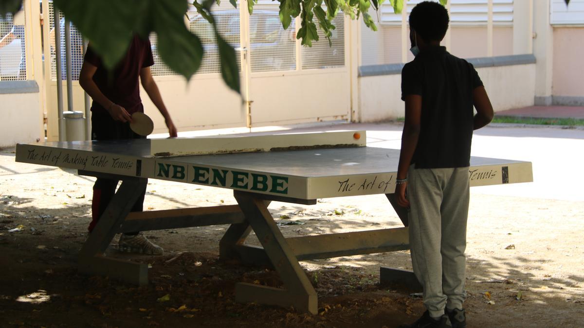 Dos interns jugant al ping-pong al pati del Complex Assistencial en Salut Mental Benito Menni de Sant Boi de Llobregat