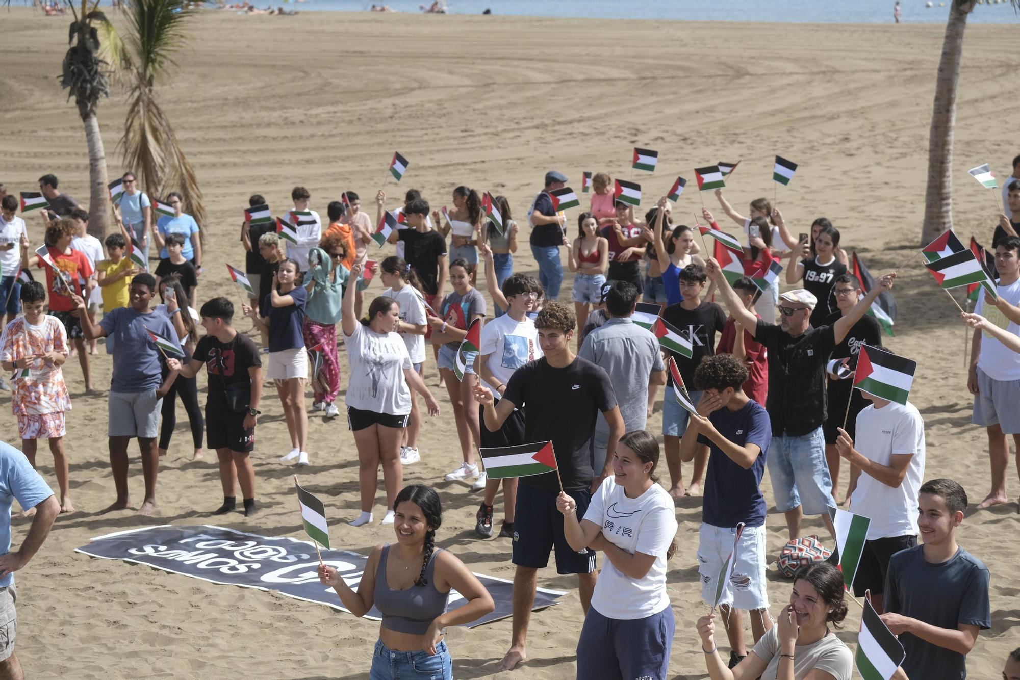 500 banderas por Palestina en la playa de Las Alcaravaneras.