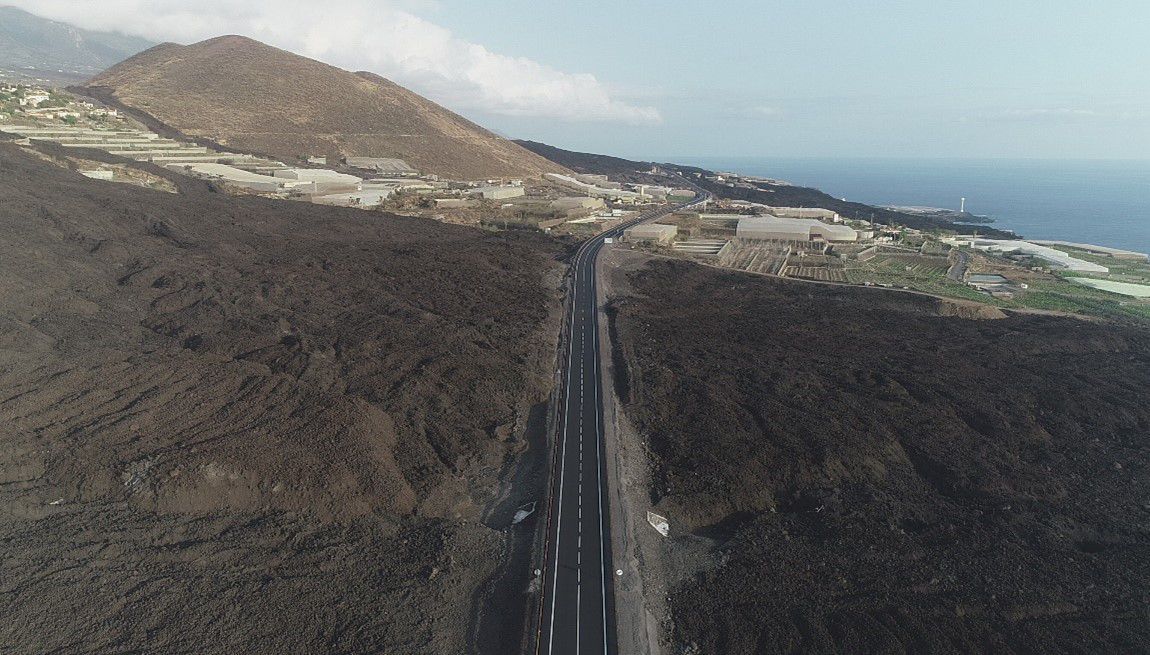 Nueva carretera sobre las coladas del volcán de La Palma