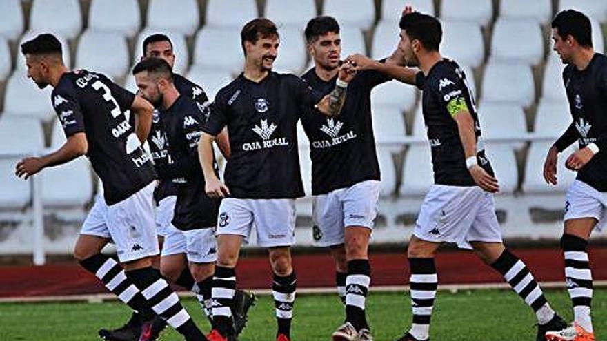 Los jugadores celebran el gol de Valentín.