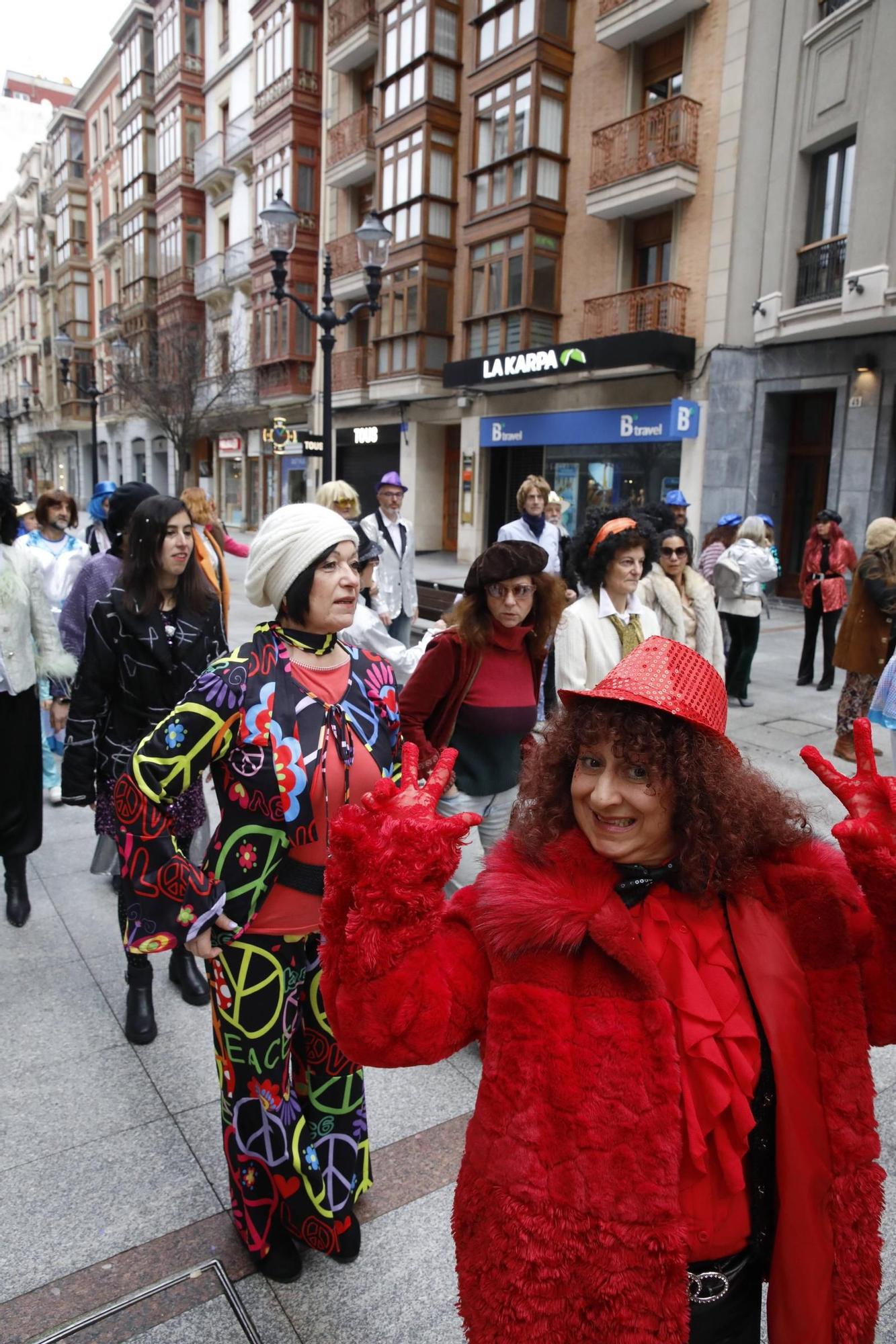 El multitudinario homenaje a ABBA en Gijón de la mano de Robert Taboada y sus bailarines aficionados, en imágenes