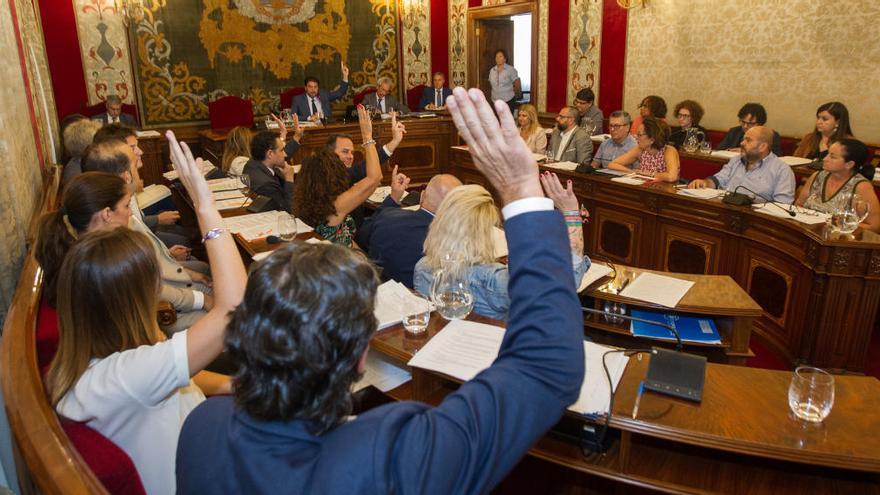 Una votación durante el pleno celebrado la semana pasada en el Ayuntamiento