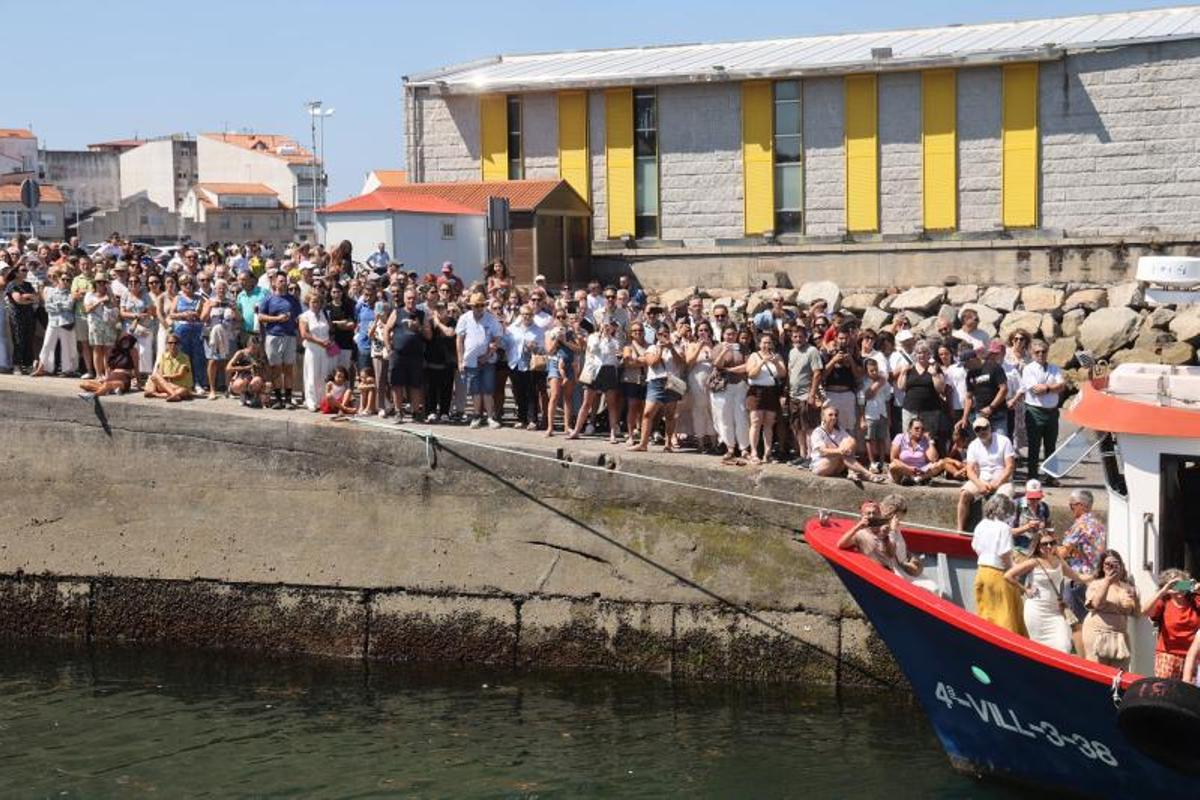 Cientos de personas se dieron cita en el muelle.