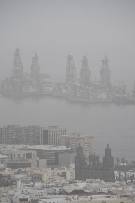 24-02-20 LAS PALMAS DE GRAN CANARIA. DIFERNETES LUGARES. LAS PALMAS DE GRAN CANARIA. METEOROLOGIA. Calima.    Fotos: Juan Castro.