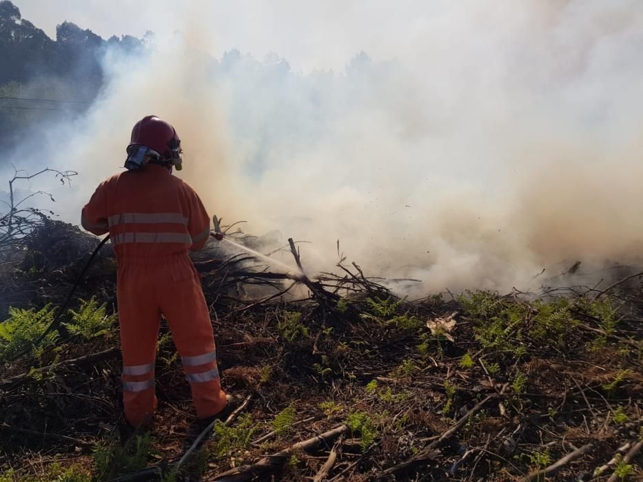 El fuego arrasa en Rianxo más de 750 hectáreas