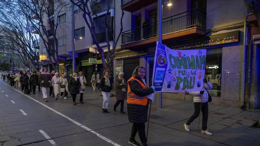 Los vecinos de Santa Pagesa de Palma marchan en silencio por la paz