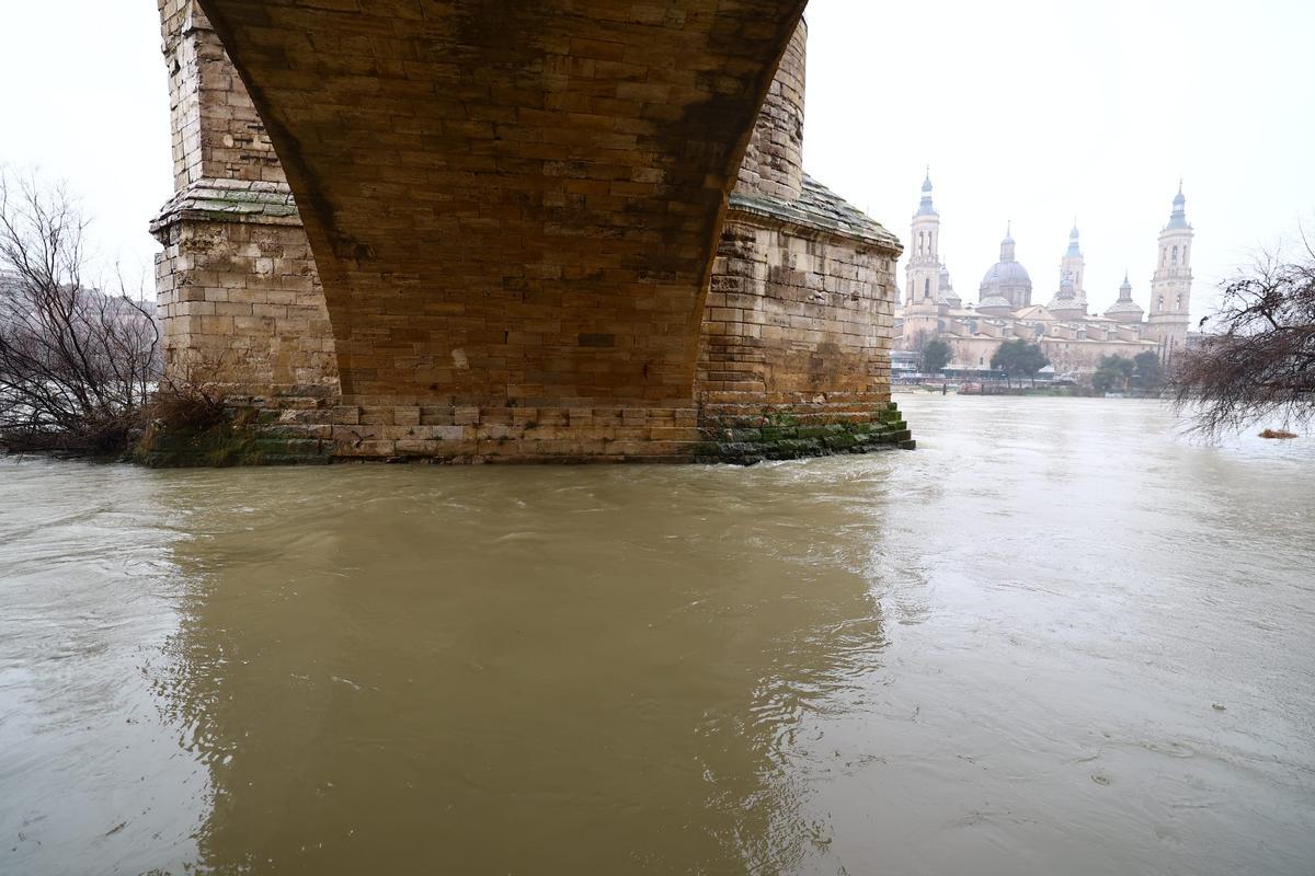 En imágenes I Así pasa el Ebro por Zaragoza tras las lluvias de los últimos días