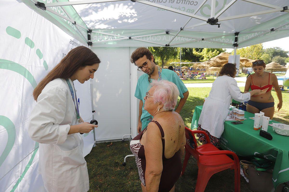Los dermatólogos Irene Rivera y Miguel Juan examinando a una paciente.