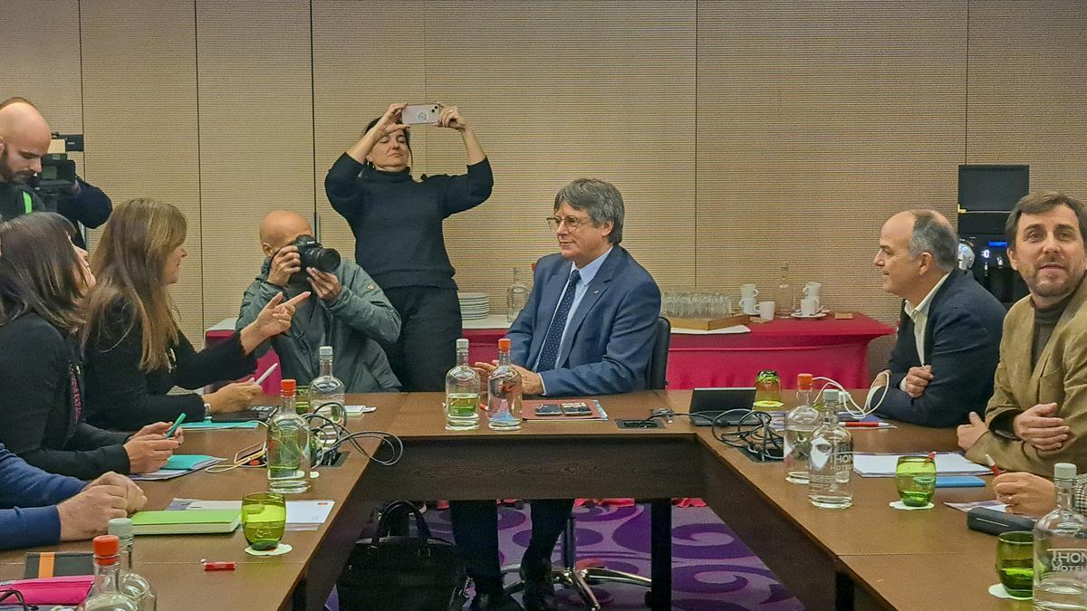 El expresidente de la Generalitat Carles Puigdemont reunido con la cúpula de JxCat en Bruselas, Bélgica