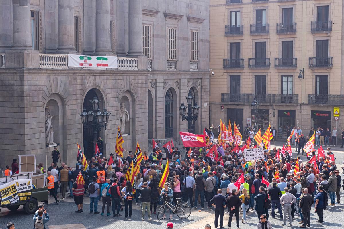 Manifestación de trabajadores de empresas de bus metropolitano (Avanza y Monbús) en la puerta del Ayuntamiento