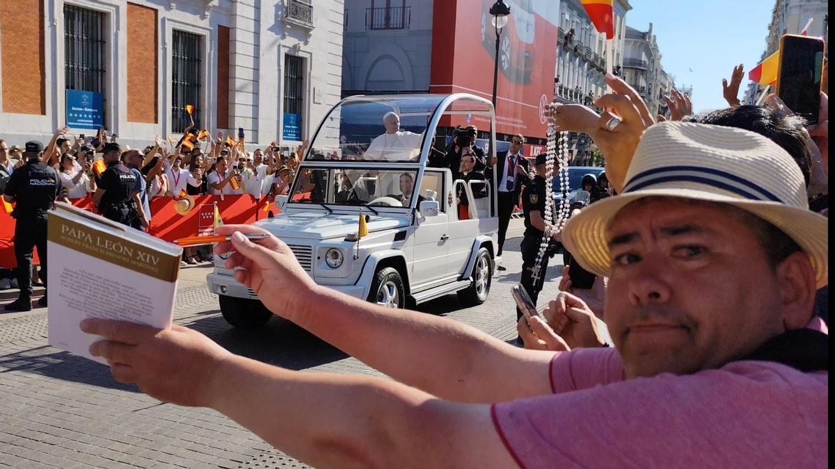Ander Azcárate, en primer término y, al fondo, León XIV en su papamóvil.