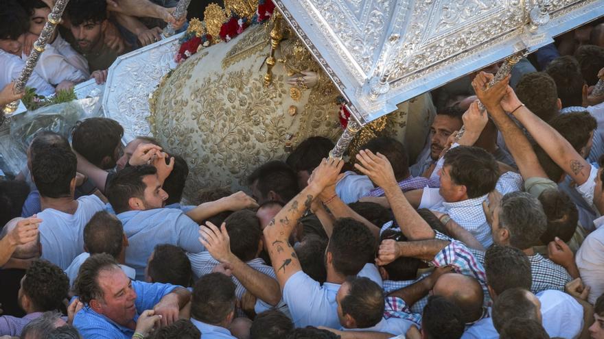 La salida de la Virgen del Rocío deja dos traslados hospitalarios y 36 asistencias sanitarias