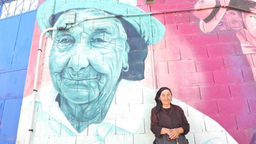 Remedios, de 93 años, es la protagonista de este mural de Mon Devane. |   // FERNANDO CASANOVA