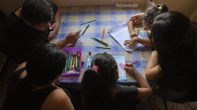 Familia atendida por Caritas que no puede pagar la vuelta al cole de sus hijas