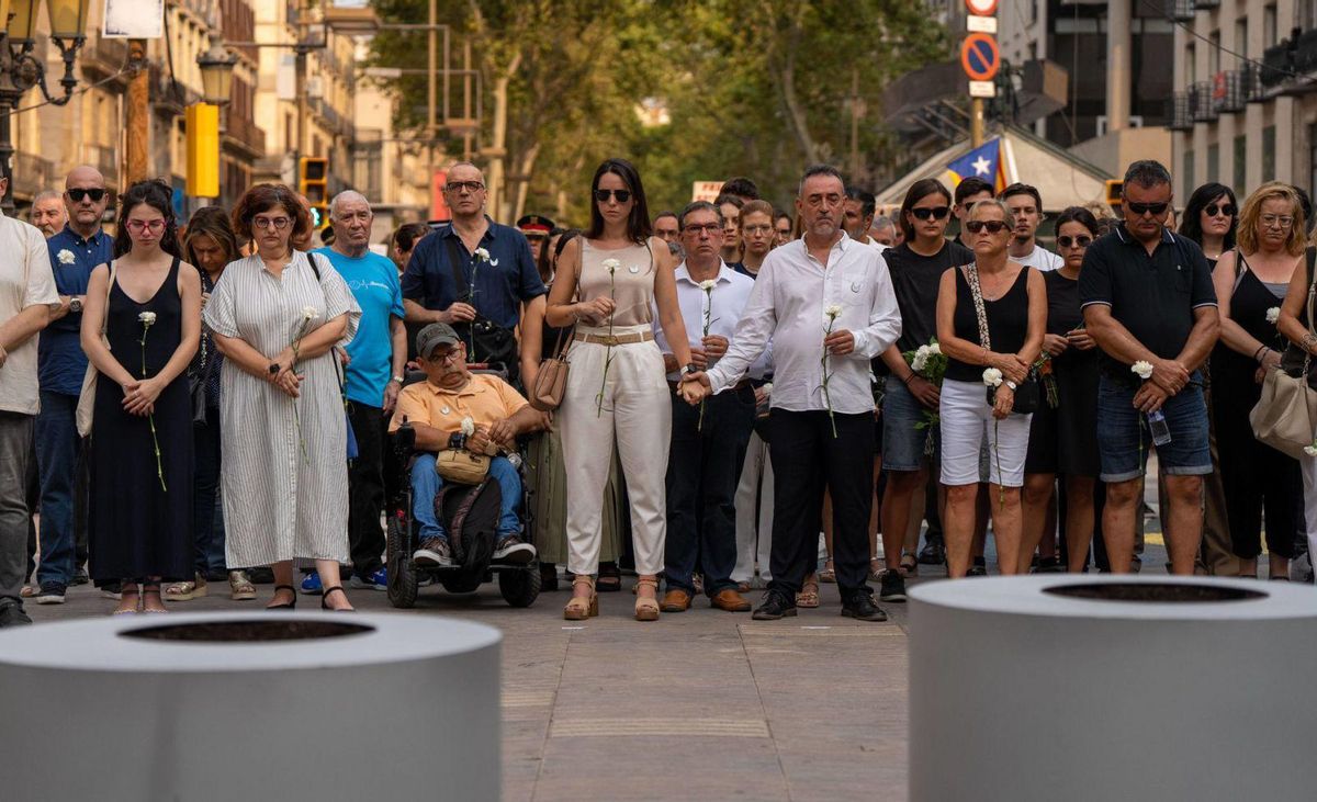BCN recorda el dolor del 17A a l’espera de l’oficina de víctimes BCN recorda el dolor del 17A a l’espera de l’oficina de víctimes