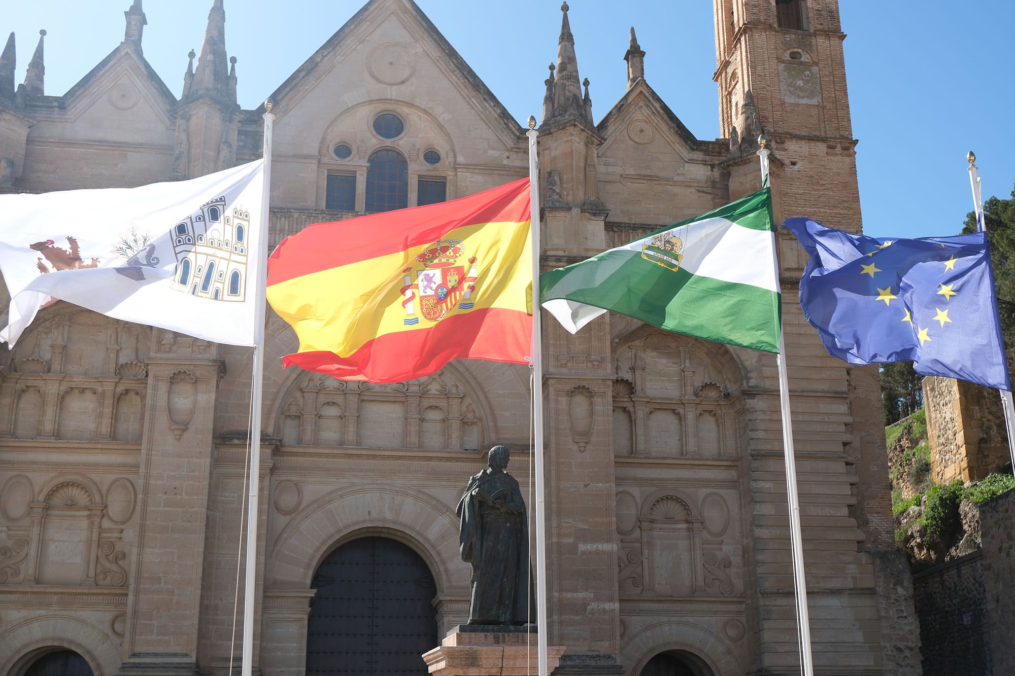 Izado de banderas con motivo del Día de Andalucía en Antequera.