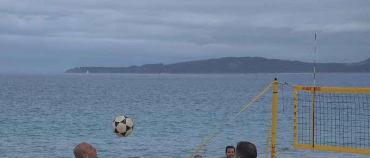 Fútbol y voleibol en la arena