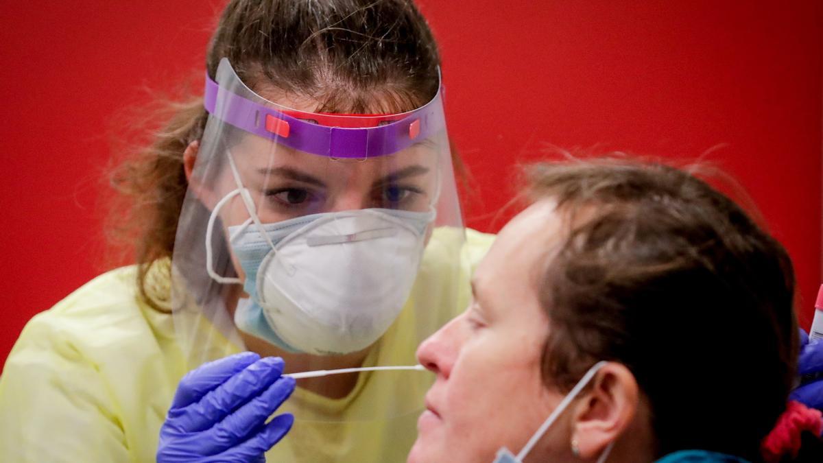 Una sanitaria realiza un test PCR.