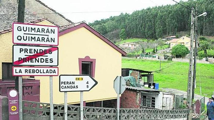 Cartelería en las carreteras del concejo que refleja los dos topónimos, aunque uno de ellos no sea oficial.