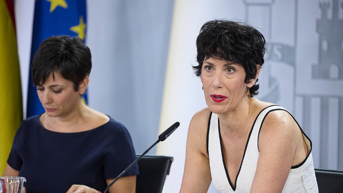La ministra de Vivienda, Isabel Rodríguez (i) y la ministra de Inclusión, Seguridad Social y Migraciones y portavoz del Gobierno, Elma Saiz.