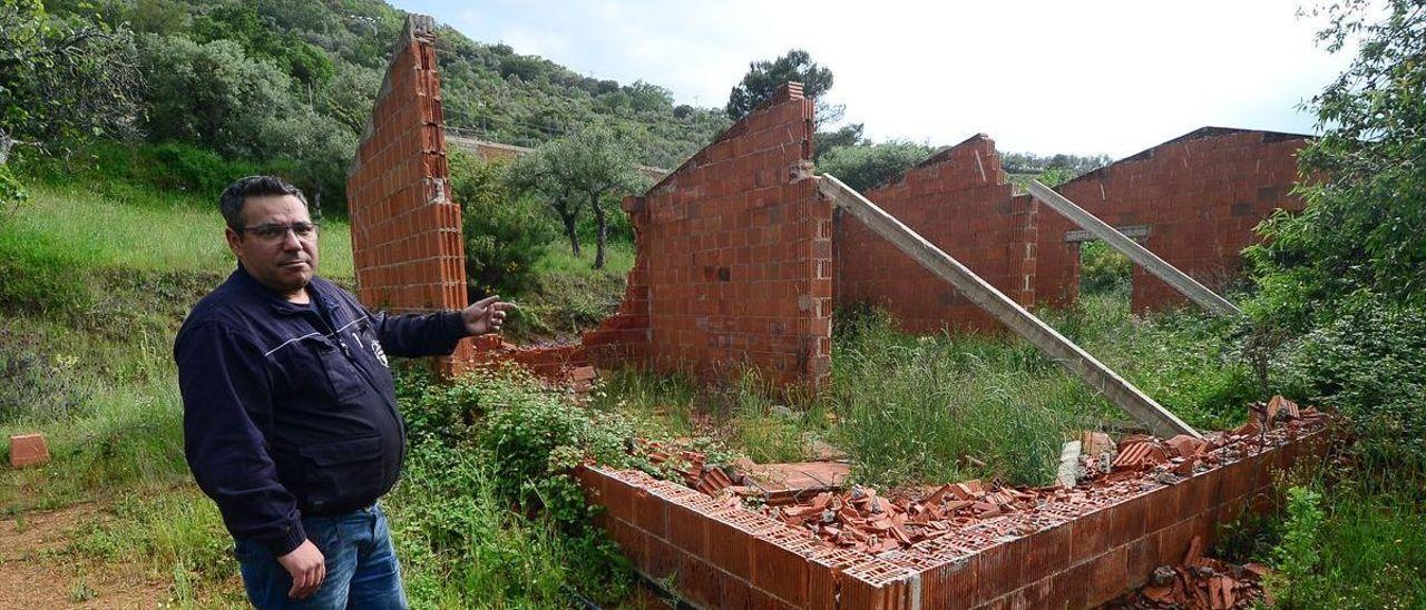 Carlos Palomero, con lo que queda de la construcción que levantó.