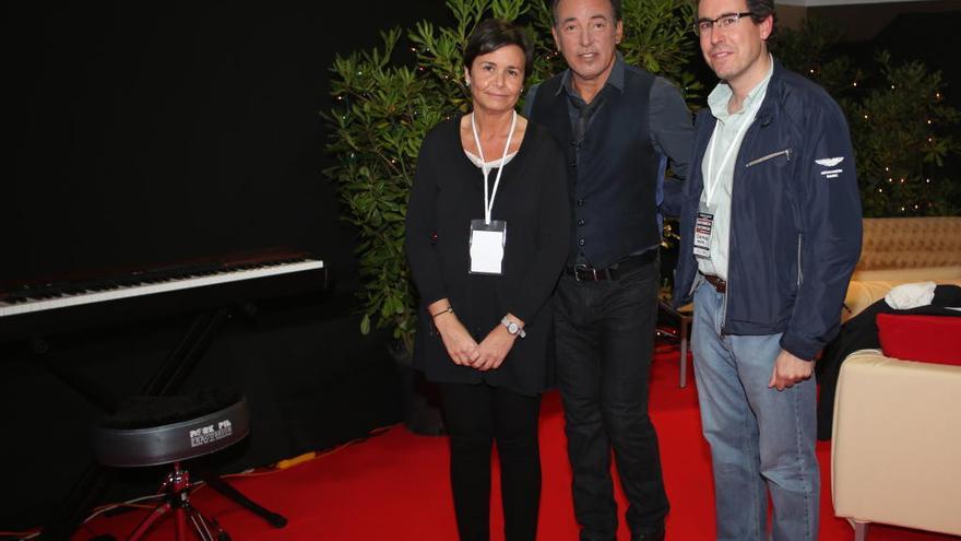 Carmen Moriyón y Fernando Couto con Bruce Springsteen en 2013, antes de su concierto en El Molinón.