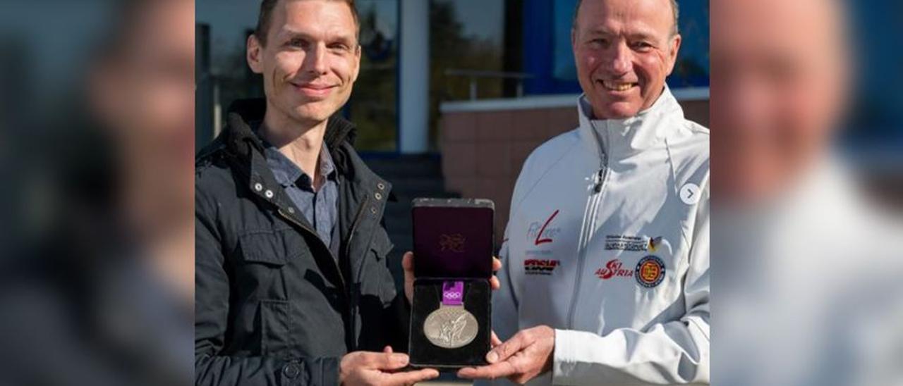 Tony Martin, con la medalla de Londres, junto al gerente de FitLine, Torsten Weber.