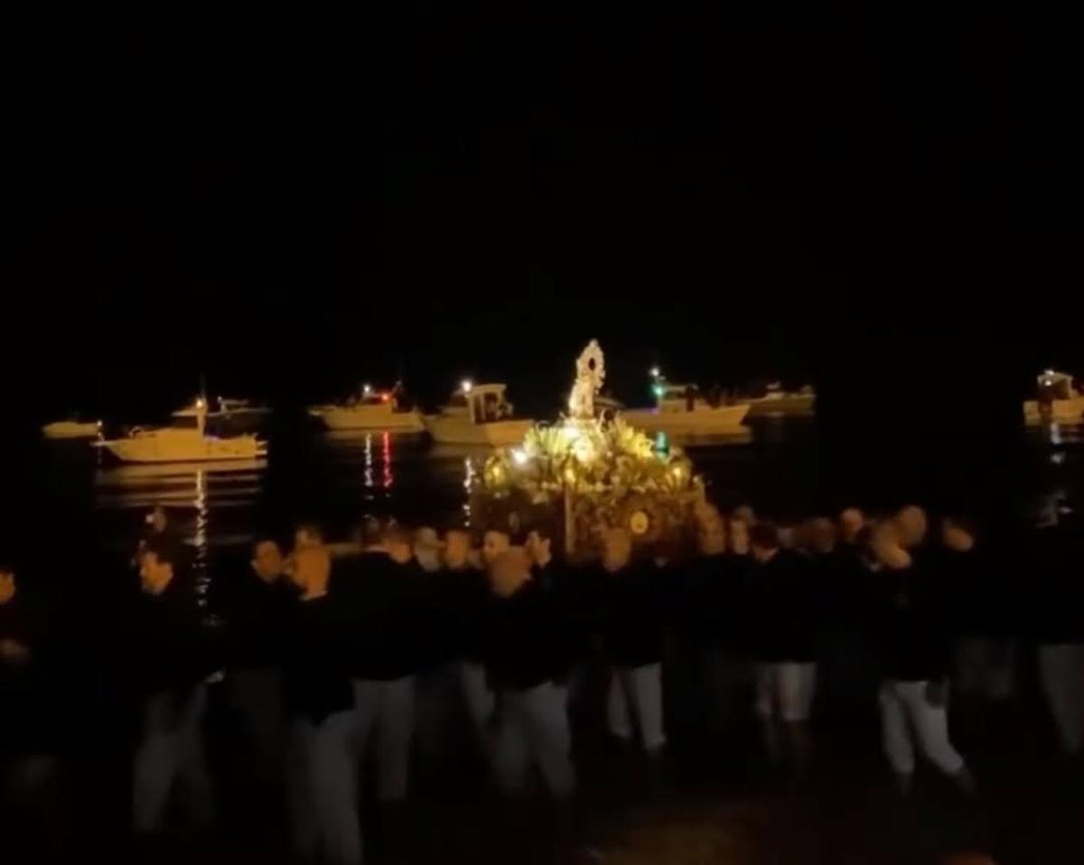 El paseo de la patrona de Cullera por el agua a hombros de los marineros ofrece una de las estampas más icónicas de la Aurora.