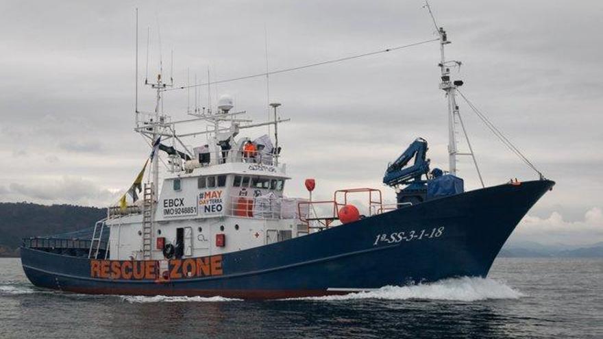 Salvamento busca una patera con 73 personas en el mar de Alborán