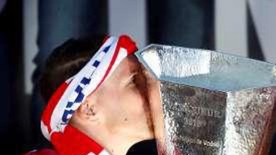 Torres besa la Copa.