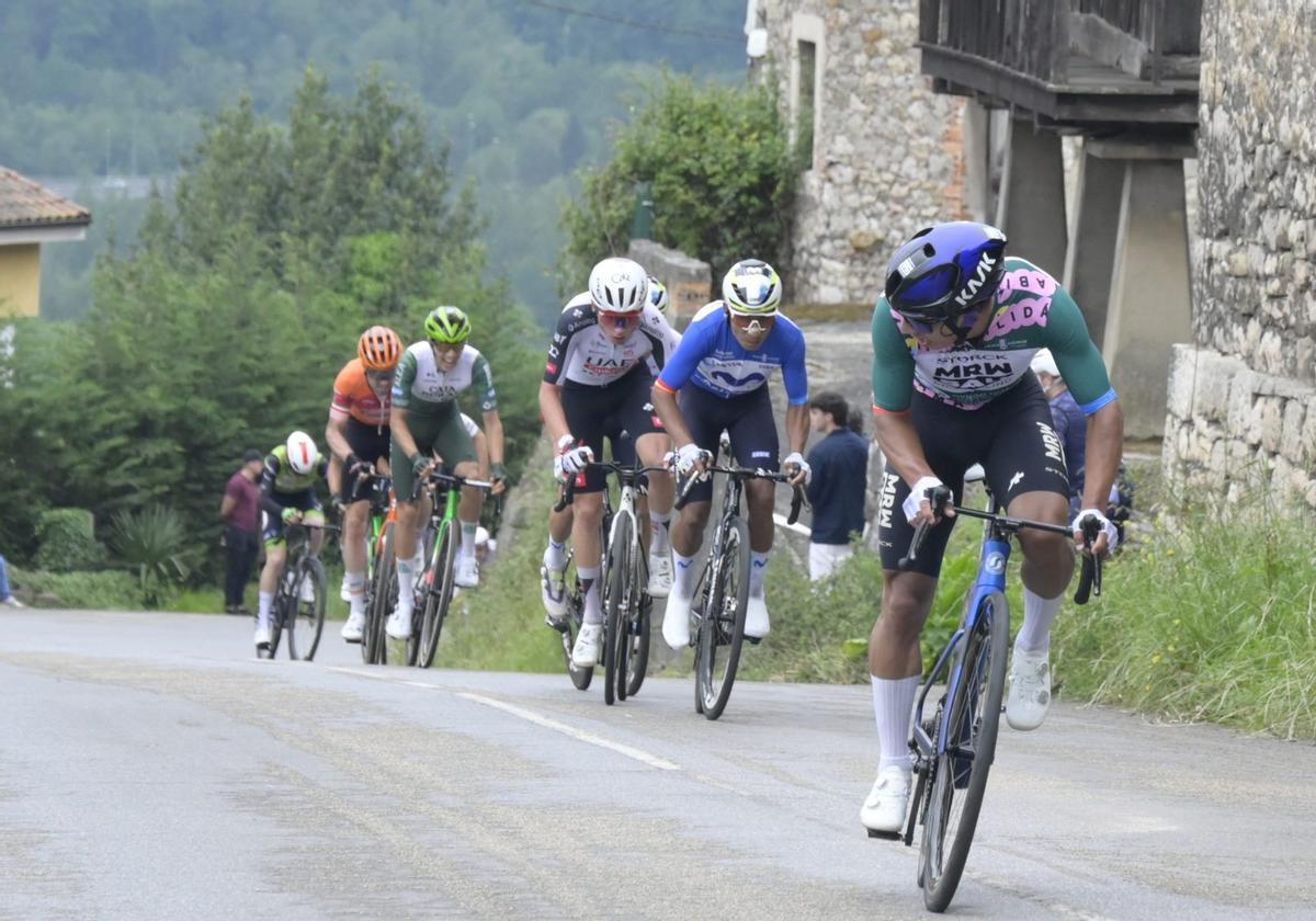 Cadena, durante su ataque final en Manzaneda camino del triunfo en Oviedo, perseguido por Nairo Quintana, Pericas, Diego Pescador (tapado), Samuel Fernández y Txomin Juaristi.  | ROBERTO MENÉNDEZ