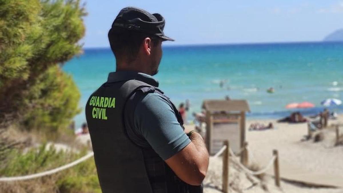 SUCESOS EN MALLORCA / Guardias civiles auxilian a un ciclista que sufrió una parada cardiorrespiratoria en Alcúdia