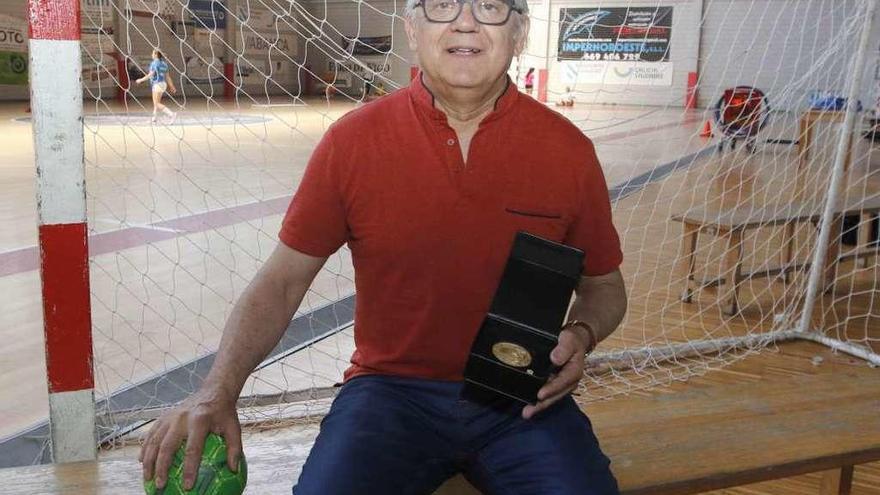 Fran Teixeira, en el pabellón de Chapela, con la medalla de oro de la Federación Española. // Alba Villar