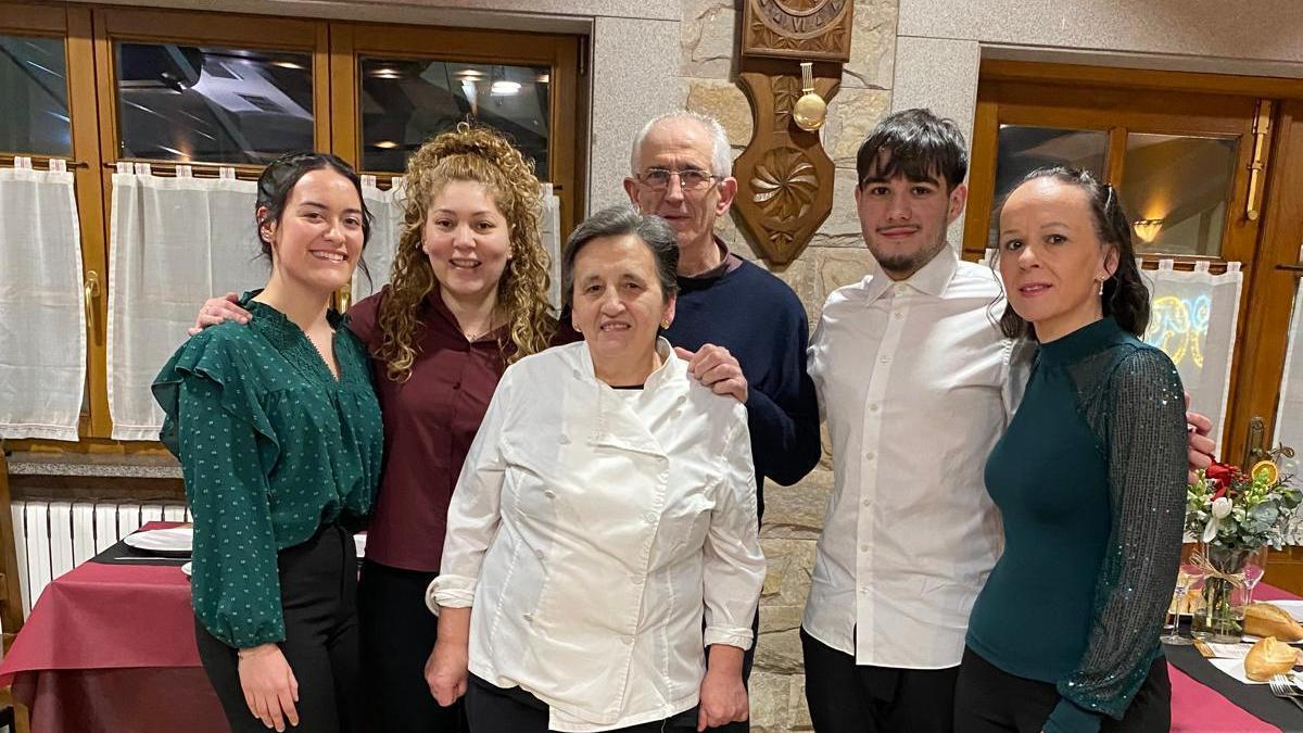 En el centro, Pilar Vázquez y José Luis Rodríguez, con los camareros Marta Mouriño, Mónica Páez, a la izquierda, y Marcos Correa y Sonia González, a la derecha.