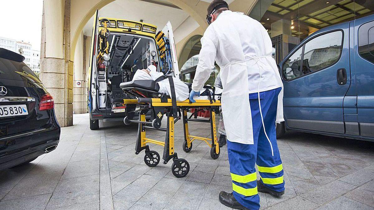 El jugador del Fuenlabrada es introducido en una ambulancia para llevarlo al hospital.