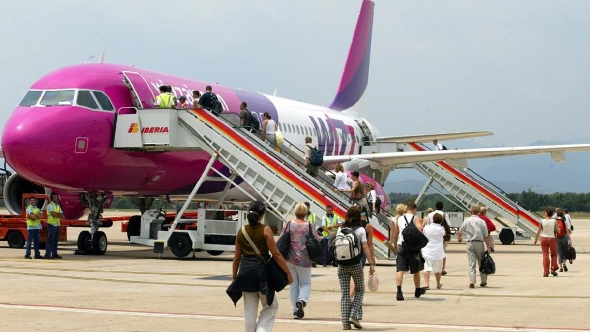 Avión de Wizz Air en el aeropuerto de Girona.