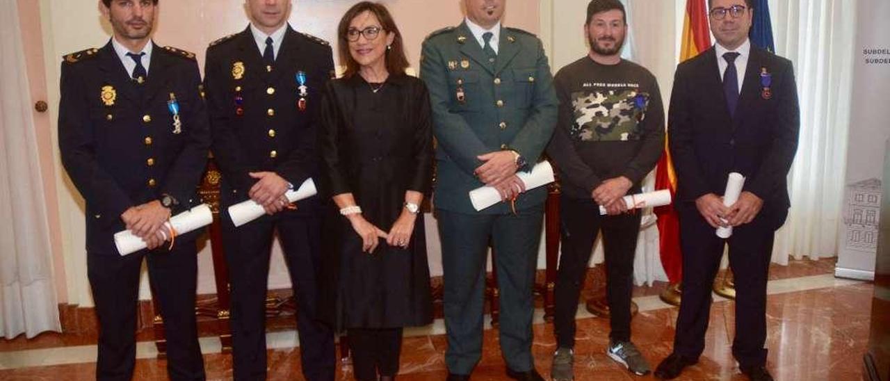 La subdelegada del Gobierno con los agentes distinguidos, entre ellos el guardia civil Héctor García (tercero por la derecha). // Rafa Vázquez