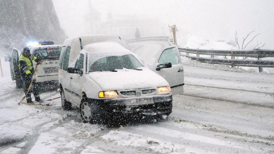 El temporal de nieve ya afecta al 35% de los colegios de Asturias