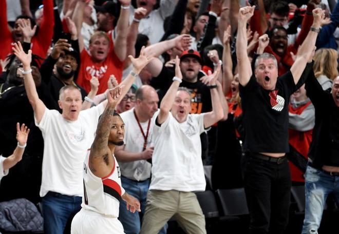 Damian Lillard # 0 de los Portland Trail Blazers reacciona después de golpear el tiro ganador en los cuartos de final de la Conferencia Oeste contra Oklahoma City Thunder durante los Playoffs de la NBA en el Centro de Moda en Portland, Oregon.