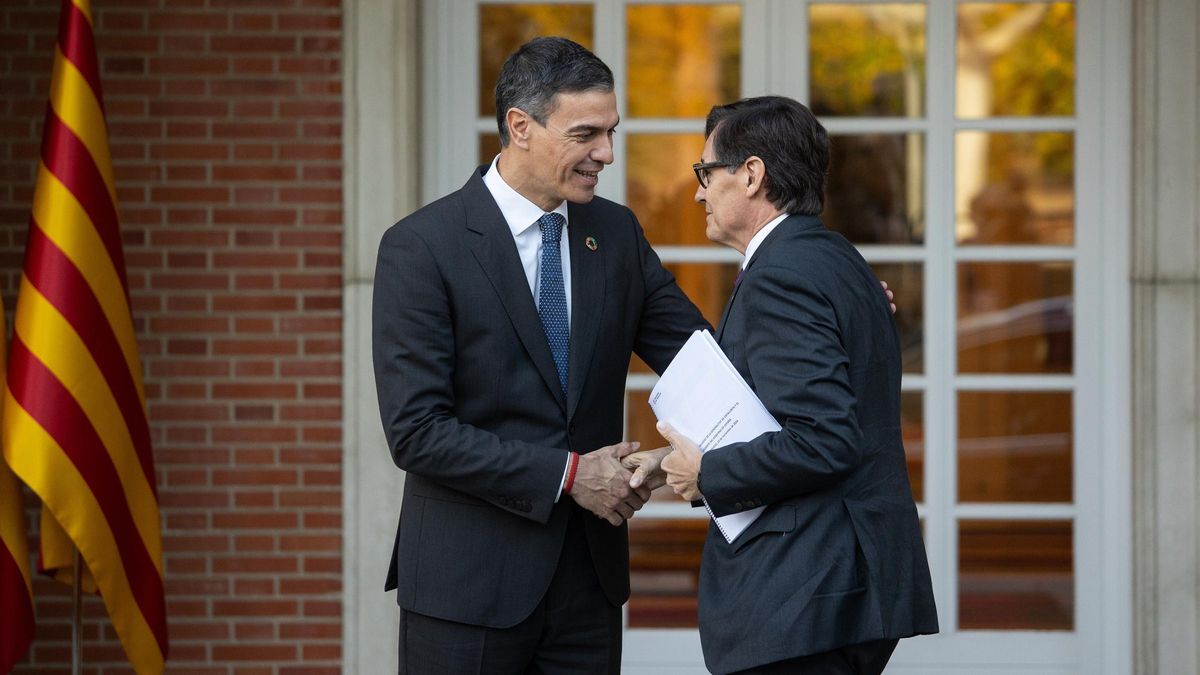 Archivo - El presidente del Gobierno, Pedro Sánchez (i), se reúne con el presidente de la Generalitat de Catalunya, Salvador Illa (d), en el Palacio de La Moncloa, a 22 de noviembre de 2024, en Madrid (España).