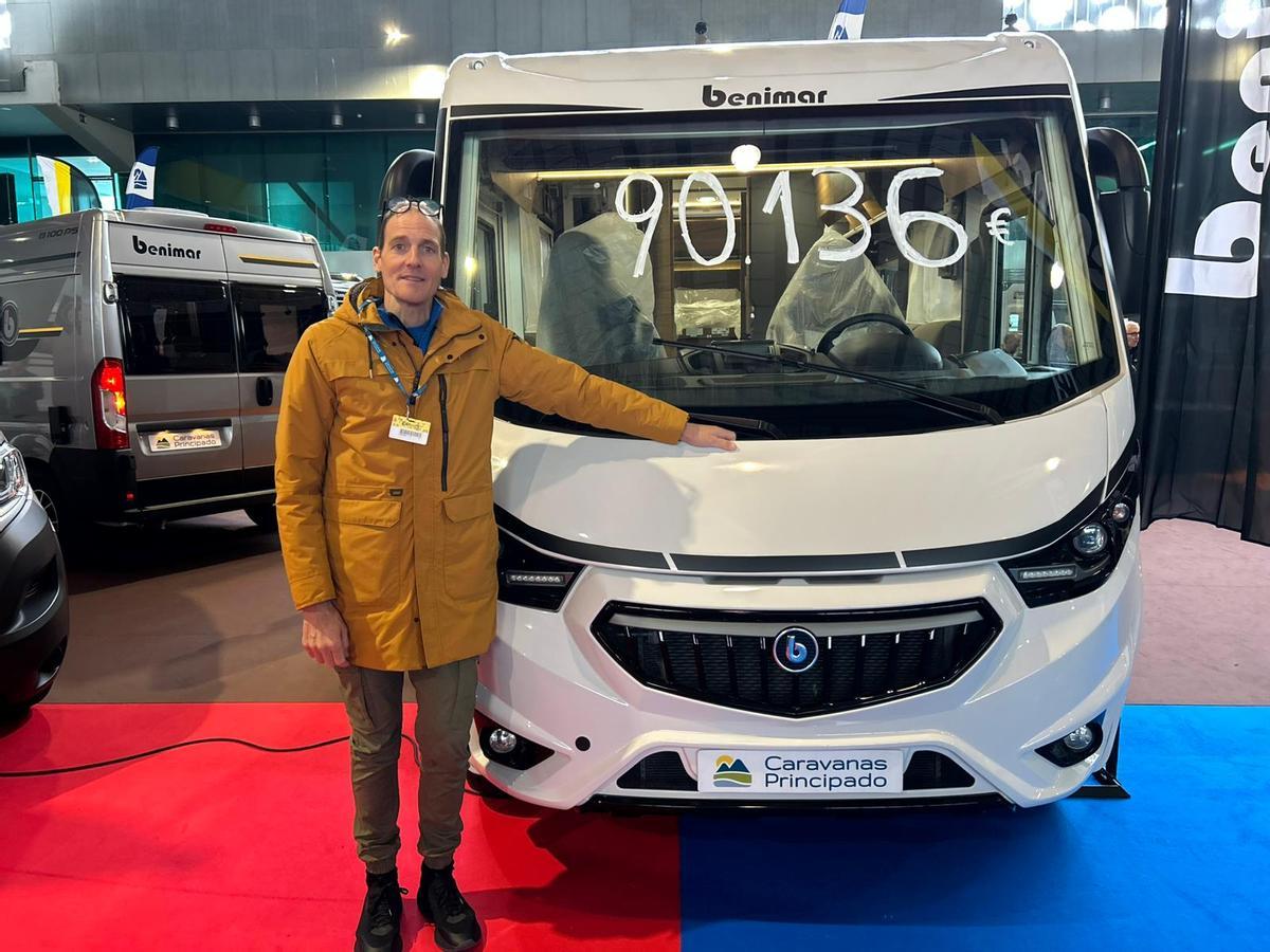 José Luis Casielles, con una de las autocaravanas en venta en Nortur