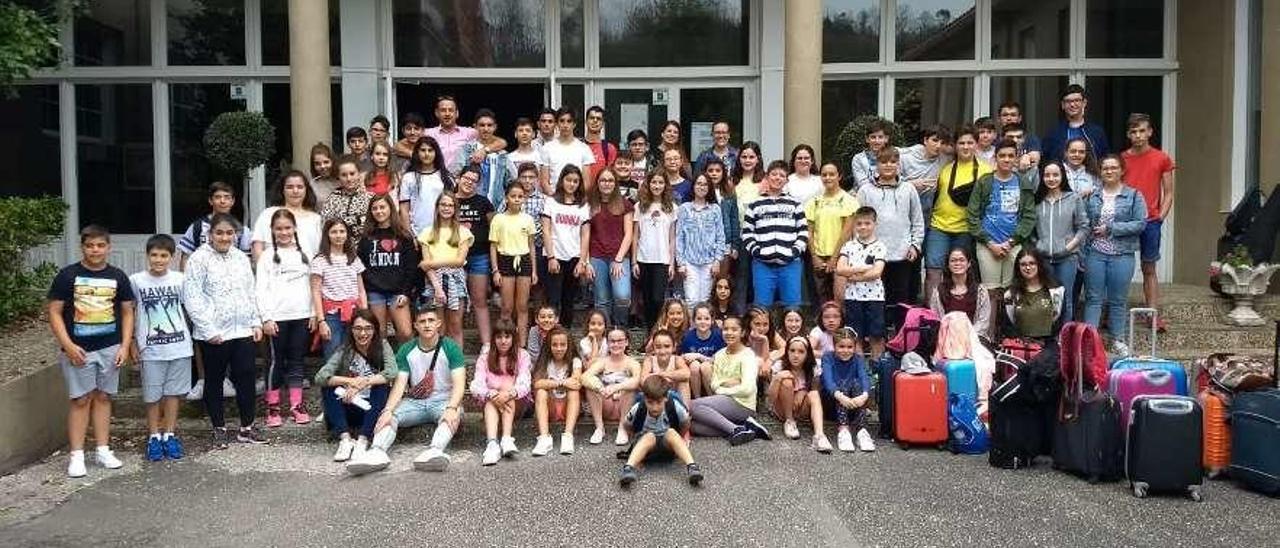 Los alumnos antes de partir hacia el campamento de Mondariz. // Noé Parga