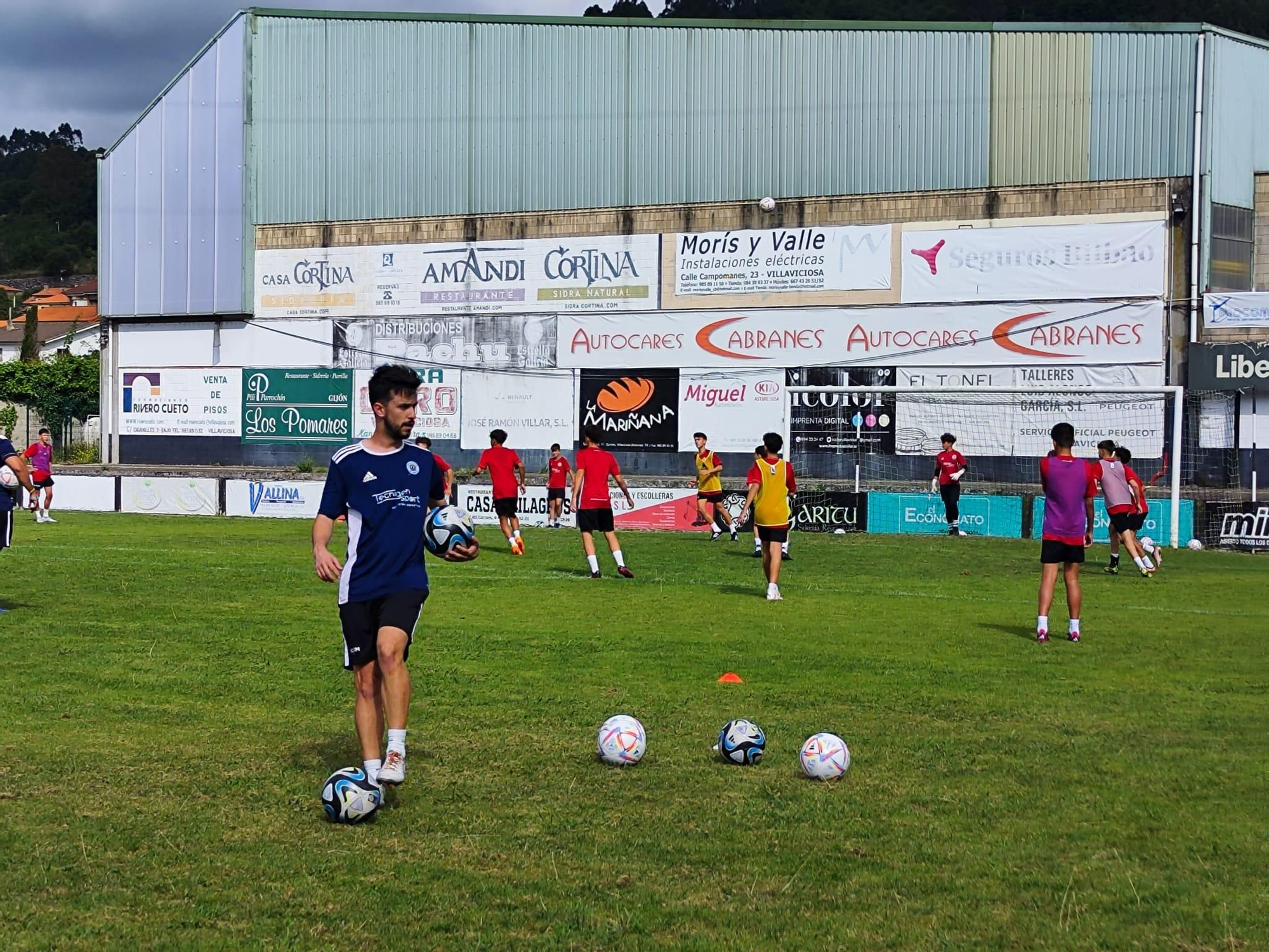 La cantera del fútbol profesional entrena en Villaviciosa: así es el campus de Marcelino García Toral