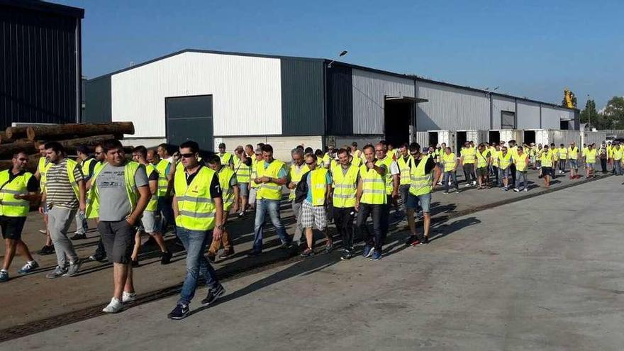 Crece la tensión con el anuncio de más huelgas  |  El presidente del comité de la Sagep de Vigo, Manuel Río (UGT) -en la imagen, con gafas de sol encabezando la marcha de los huelguistas- confiaba ayer en que la patronal Anesco aceptase en su asamblea de esta tarde las demandas de los trabajadores. Pero los sindicatos no parecen tan optimistas y anunciaron nuevos paros en las horas impares durante dos días seguidos desde el 26 de junio al 8 de julio. Un preaviso que se presenta cuando todavía falta por celebrar los paros programados también en las horas impares de los próximos lunes, miércoles y viernes.