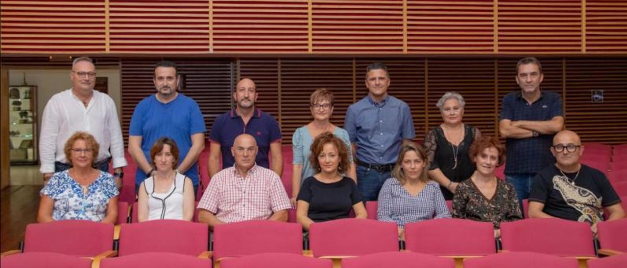 Los integrantes de la nueva junta directiva de la Sociedad Instructiva Musical Santa Cecilia de Cullera. | LEVANTE-EMV