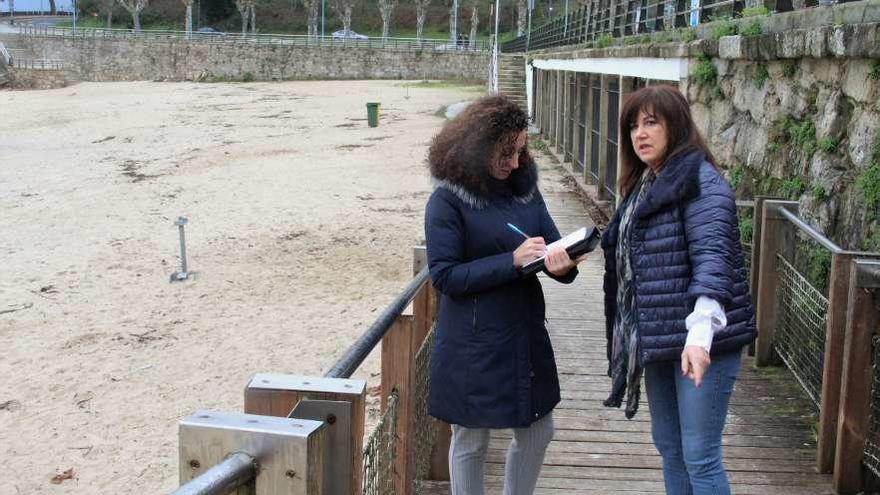 Marián Sanmartín y Cristina Acuña toman nota de las deficiencias en Portocelo. // FdV